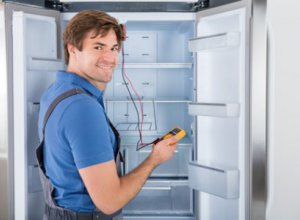 Dlaczego lodówka się nie domyka? Najczęstsze usterki drzwi lodówki