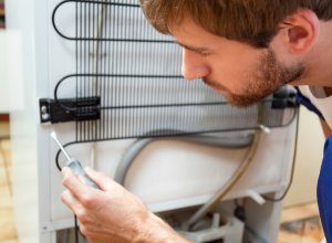 Dlaczego zamrażarka nie mrozi? Najczęstsze przyczyny awarii