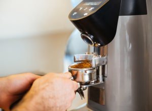Hałas podczas robienia kawy, czyli co zrobić, kiedy ekspres głośno pracuje?