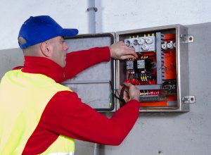 Bezpiecznik różnicowy nie chce się włączyć - co robić?