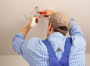 Zwarcie elektryczne - jak się zachować?