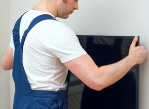 Jak powiesić telewizor? Najczęstsze błędy w montażu telewizora