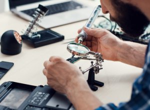 Paski na ekranie laptopa