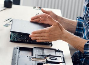 Pęknięty ekran - wymiana matrycy w laptopie