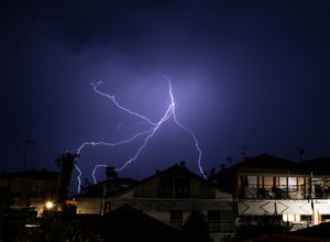 W jaki sposób zabezpieczyć instalację elektryczną przed burzą?