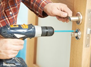 Warto zabezpieczyć drzwi przed włamaniem – rodzaje najlepszych zamków