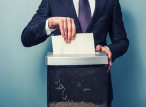 Zacinanie papieru w niszczarce – jak tego uniknąć?