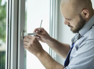 Zepsuta klamka w oknie plastikowym – przyczyny i rozwiązania